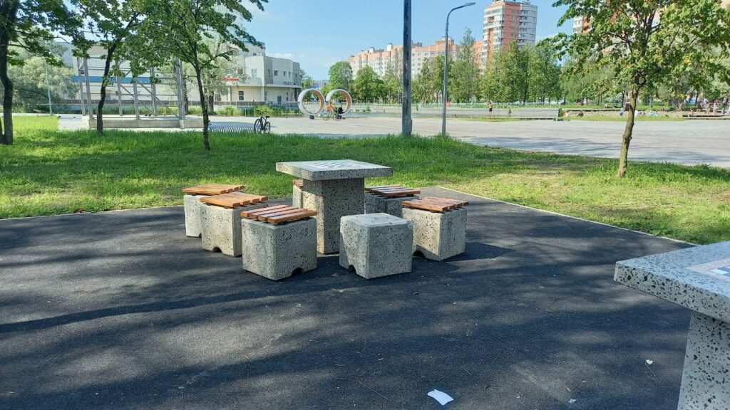 В парке Дзержинского района Ярославля неизвестные повредили шахматные столы